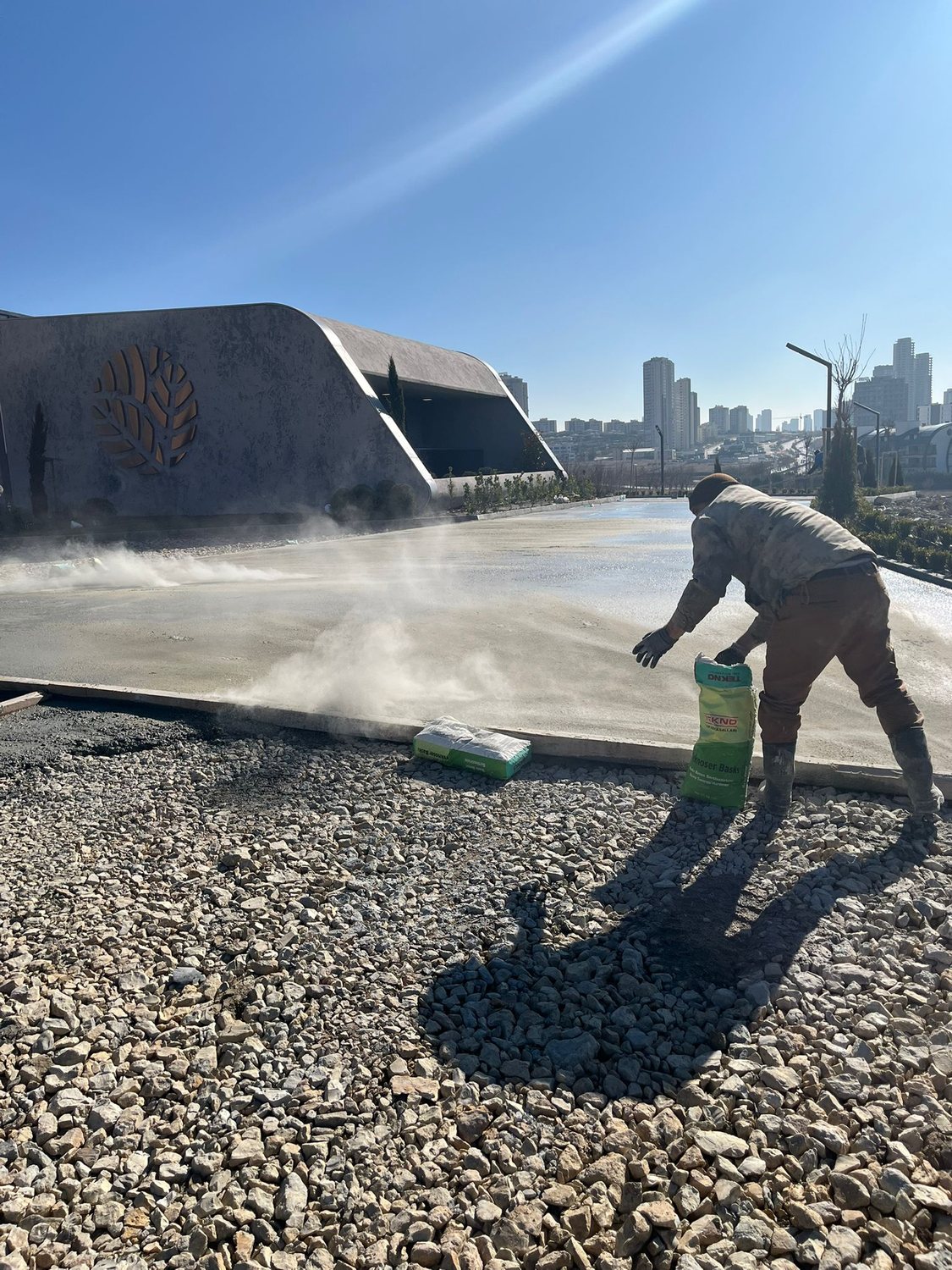 Beton kürleme ve yüzey işlemi